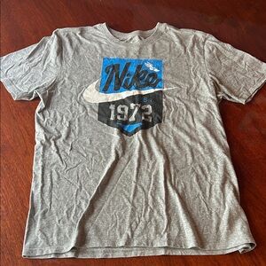 Nike Gray T-Shirt with Blue Graphic size Large